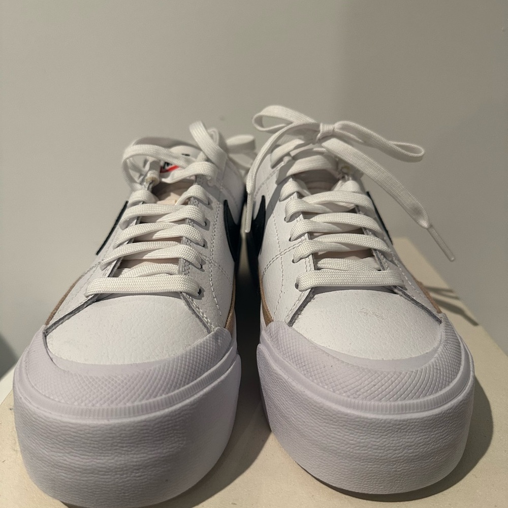 Nike White and Black Sneakers